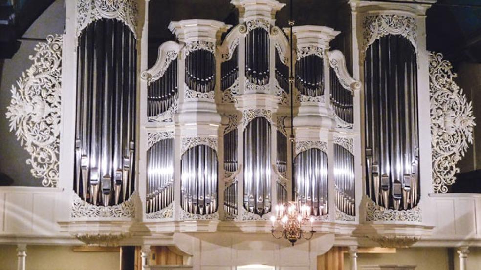Den äußeren Glanz des Orgelprospektes und das innere Strahlen der mehr als 3000 Pfeifen der restaurierten Orgel erlebten die Besucher der beiden Konzerte am Wochenende in der Großen Kirche in Leer.  © Fotos: Kuper