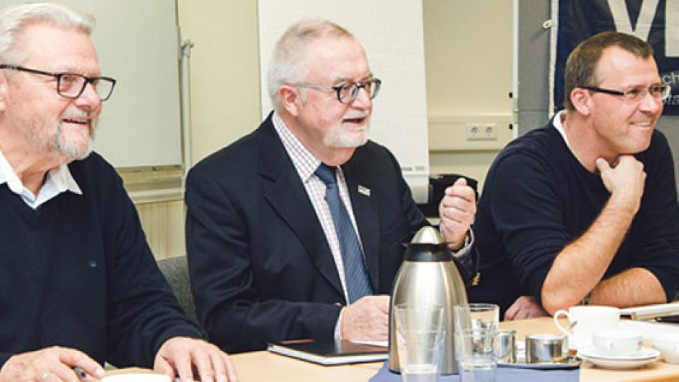 Stellvertretender Vorstandsvorsitzender Hans Fricke, Vorstandsvorsitzender Jörg Furch und VHS-Leiter Detlev Maaß (von links) führten durch die Mitgliederversammlung.  © Foto: VHS