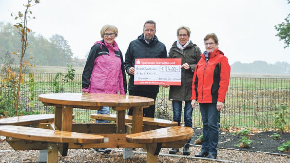 Bei der symbolischen Spendenübergabe trafen sich (von links) Hilde Otter, 3. Vorsitzende des Arbeitskreises, Alfred Lüppen von der Sparkasse in Möhlenwarf, die 1. Vorsitzende Jeane Schmidt und Kassenwartin Cornelia Timmer. © Foto: privat