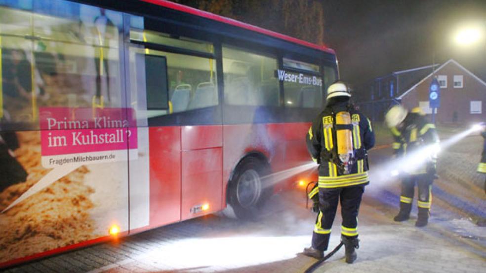 An einem Linienbus in Weener ist heute Morgen ein Reifen in Brand geraten. Die Feuerwehr konnte die Flammen schnell eindämmen. © Foto: Rand/Feuerwehr