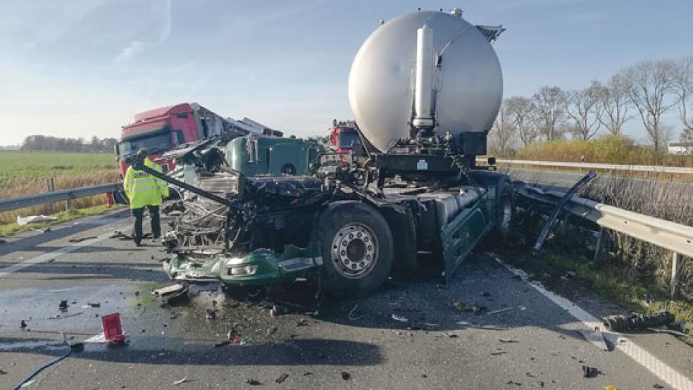 Bei dem Unfall auf der Autobahn 280 in Bunde entstand ein Sachschaden in Höhe von 250.000 Euro. © Foto: Polizei