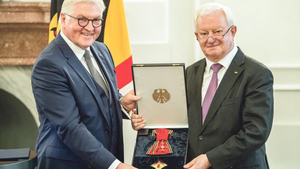 Das »Große Verdienstkreuz mit Stern und Schulterband« verlieh Bundespräsident Frank-Walter Steinmeier dem Papenburger Rudolf Seiters. © Foto: Bernd von Jutrczenka/dpa