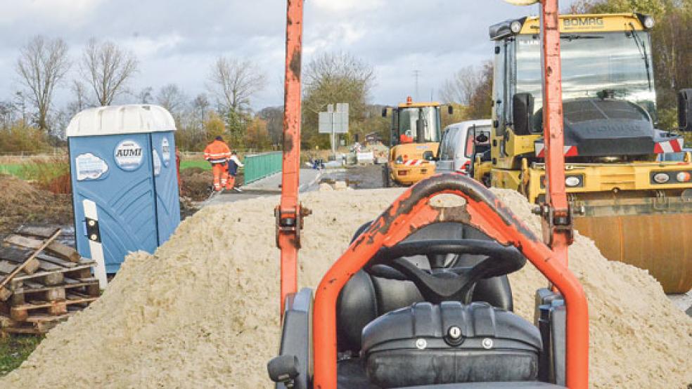 Noch sieht es auf der Baustelle am Buschfelder Sieltief so aus. Die Fertigstellung zieht sich noch weiter hin. © Foto: Muising
