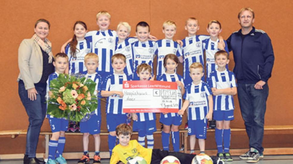 Pflegedienstleiterin Ute Fleßner sprach der Mannschaft um Trainer Thomas Yzer und den Müttern und Vätern ihren Dank aus. © Foto: Hilbrands