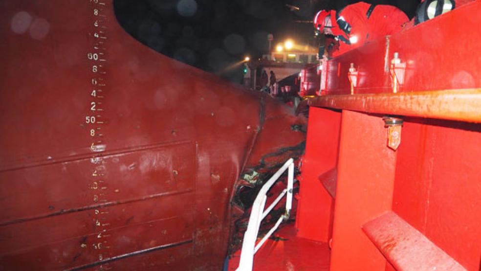 Die vom Havariekommando zur Verfügung gestellte Aufnahme zeigt zwei kollidierte Schiffe rund 25 Kilometer vor der Nordsee-Insel Borkum. © Foto: Havariekommando /dpa