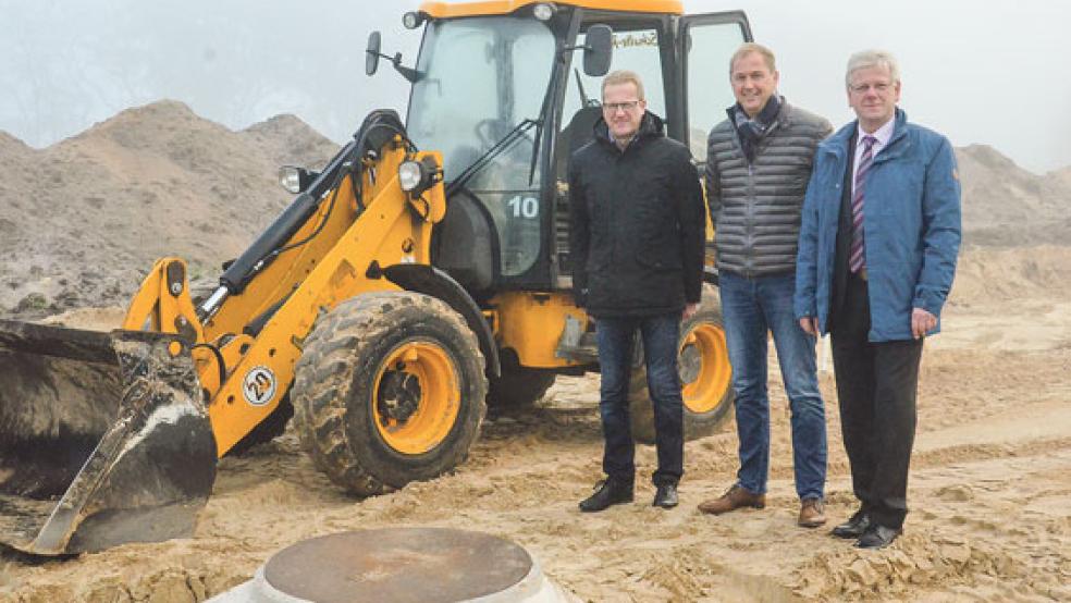 Machten sich vor Ort ein Bild der Lage: (von links) Bauamtsleiter Andreas Sinningen, Jacobus Penning (NLG) und Bürgermeister Ludwig Sonnenberg. Auf dem kleinen Bild ist der Bebauungsplan für das Gebiet zu sehen.  © Fotos: Muising (1), NLG (1)