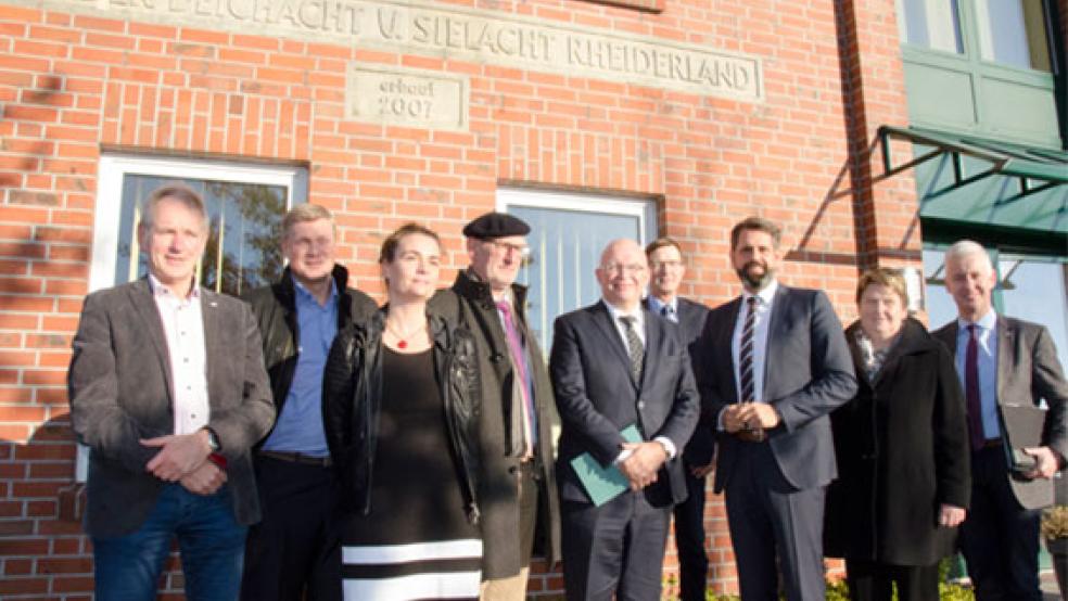 »Schlick-Gipfel« in Soltborg: Umweltminister Olaf Lies (3. von rechts) will sich für ein Pilotprojekt zur Nutzung von Schlick auf Deich- und Landwirtschaftsflächen stark machen. © Foto: Hanken
