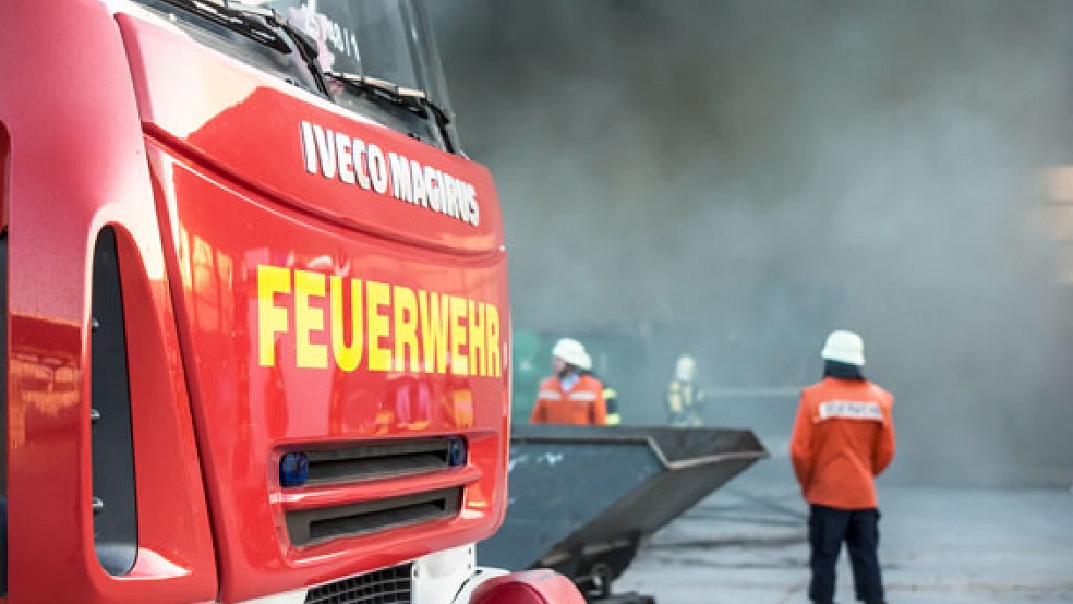 Zu einem Brand in der Klingele-Papierfabrik in Weener rückte die Feuerwehr am Samstagmitag aus. Mitarbeiter hatten das Feuer allerdings schon gelöscht. © Foto: RZ-Archiv