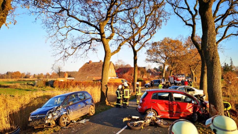 Drei Autos und ein Motorrad sind nach einem gefährlichen Überholmanöver auf der K 113 bei Theene zusammengestoßen. Dabei wurden zehn Menschen verletzt. © Foto: S. Janssen/Feuerwehr