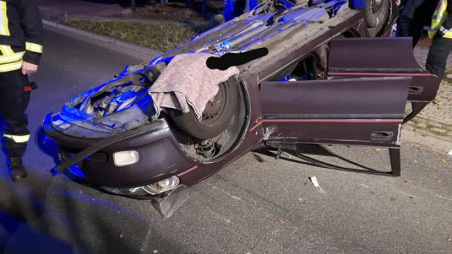 Auto überschlägt sich: Zwei Verletzte