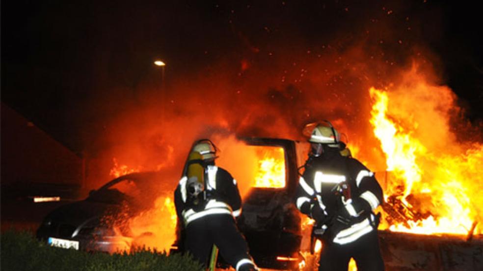 Lichterloh in Flammen standen zwei Fahrzeuge, die neben dem brennenden Container geparkt hatten. © Foto: Wolters