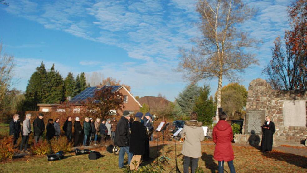 Die Andacht am Ehrenmal in Holthusen hielt Pastorin Jana Metelerkamp. © Foto: Kuper