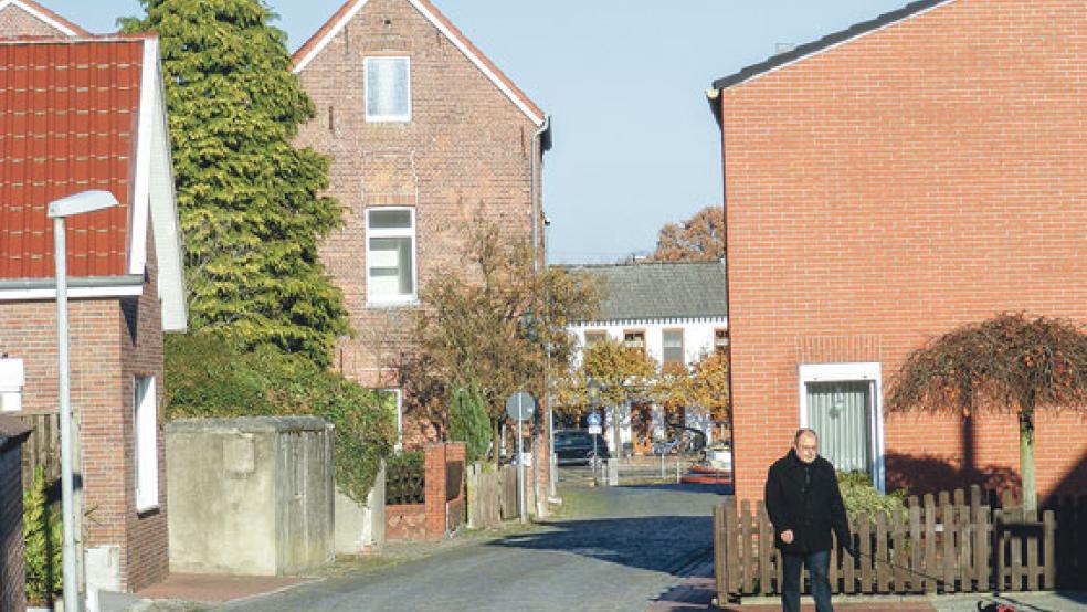 Die Burgstraße verbindet Teile der Altstadt mit dem Alten Hafen in Weener. Ob dort historisierende und damit förderfähige Altstadtlampen oder einfache Straßenlaternen (großes Bild links) aufgestellt werden sollen, ist noch unklar. Die Stadtverwaltung soll einen Kostenvergleich erstellen und dem Verwaltungsausschuss vorlegen. © Fotos: Szyska