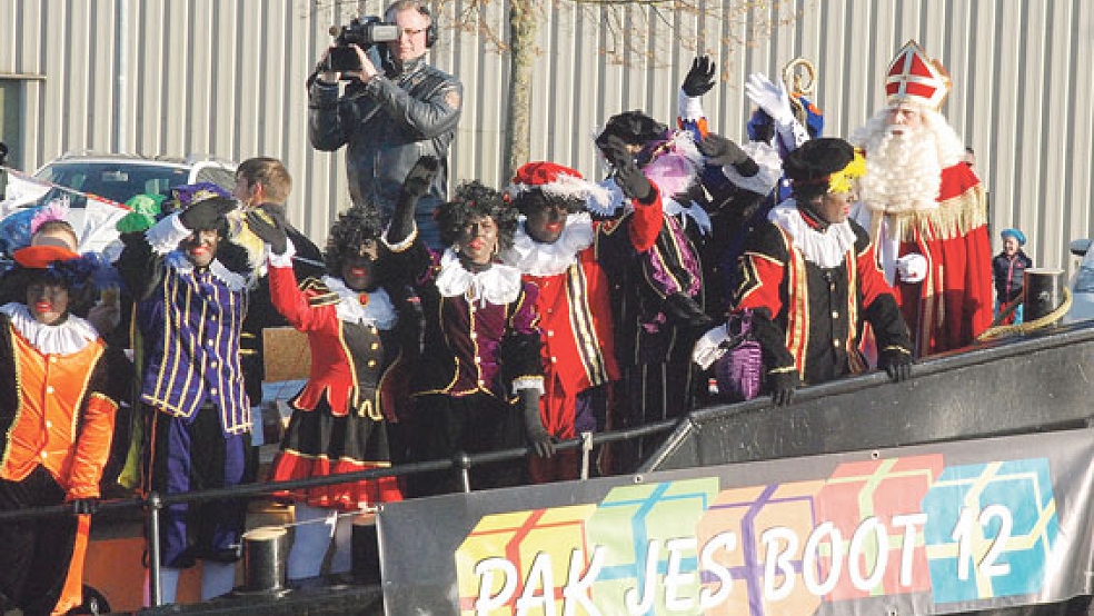 »Klassisch« mit vielen »zwarte Pieten« erreichte der Nikolaus am Sonnabend den Tramhaven in Winschoten. © Fotos: Kuper