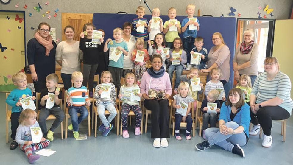 Stolz präsentieren die Kinder des Kindergarten Dollart ihre Mini-Sportabzeichen. © Foto: privat