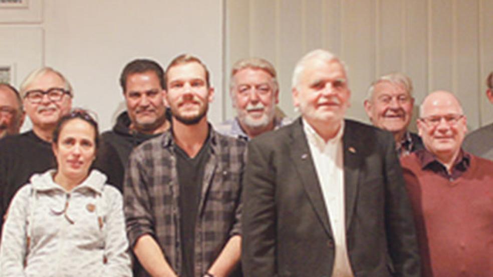 Der Vorstand des SPD-Ortsvereins Weener/Kirchborgum mit seinem alten und neuen Vorsitzenden Reinhard Leising (Sechster von rechts). © Foto: SPD