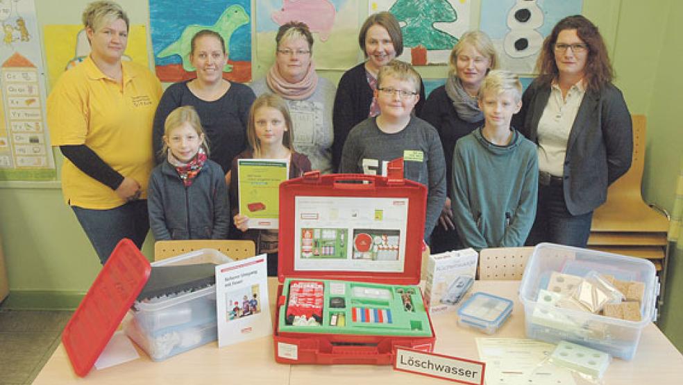 Über die neuen Experimentierkästen freuten sich gestern in der Grundschule in Ditzum (vorne von links) die Viertklässler Emma, Emma, Marlon und Tammo sowie (hinten von links) als Vertreterinnen des Fördervereins Karina Freesemann, die Vorsitzende Antoinette Schnoing und die 2. Vorsitzende Andrea Gollenstede und Rektorin Britta Borgmann. Die Spende der Stiftung der Grundstückseigentümer vom Windpark Holtgaste überreichten Anja Nagel und Maike Janssen-Luitjens. © Foto: Szyska