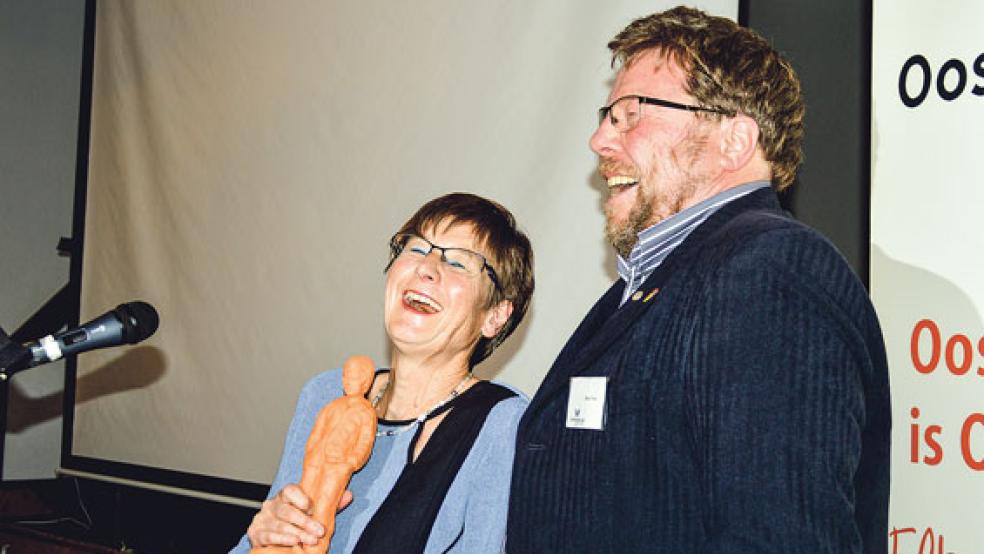 Eine strahlende Angelika Seidel bekam von Hans Freese, Vorsitzender des Vereins »Oostfreeske Taal«, den »Keerlke«-Preis 2018 überreicht.  © Foto: Gauger