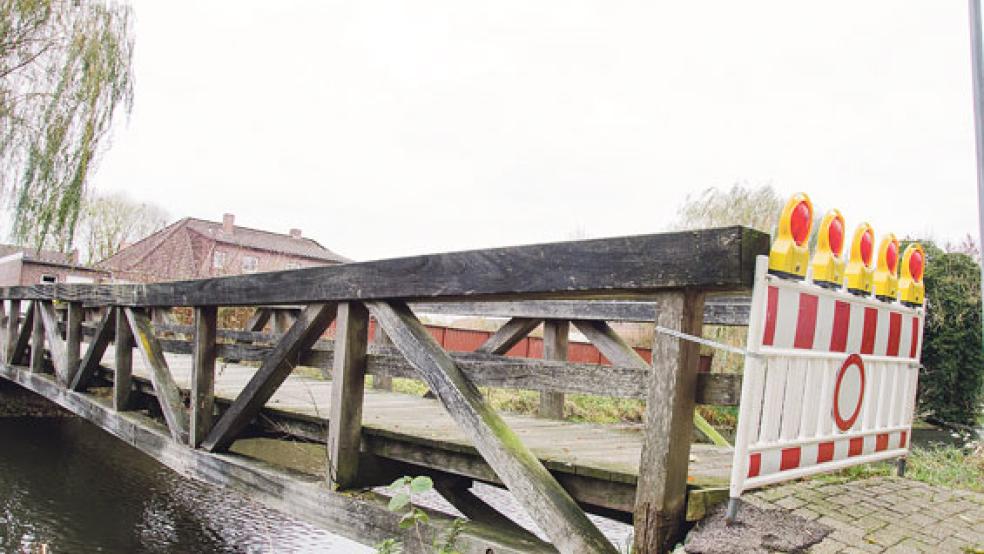 Die Holzbrücke an der Hammenstiege. Deutlich ist zu erkennen, dass es im Tragebalken einen Knick gibt und das Bauwerk seitlich hängt. Was mit der Brücke passiert, soll nun in den städtischen Gremien erörtert werden. © Foto: Hanken