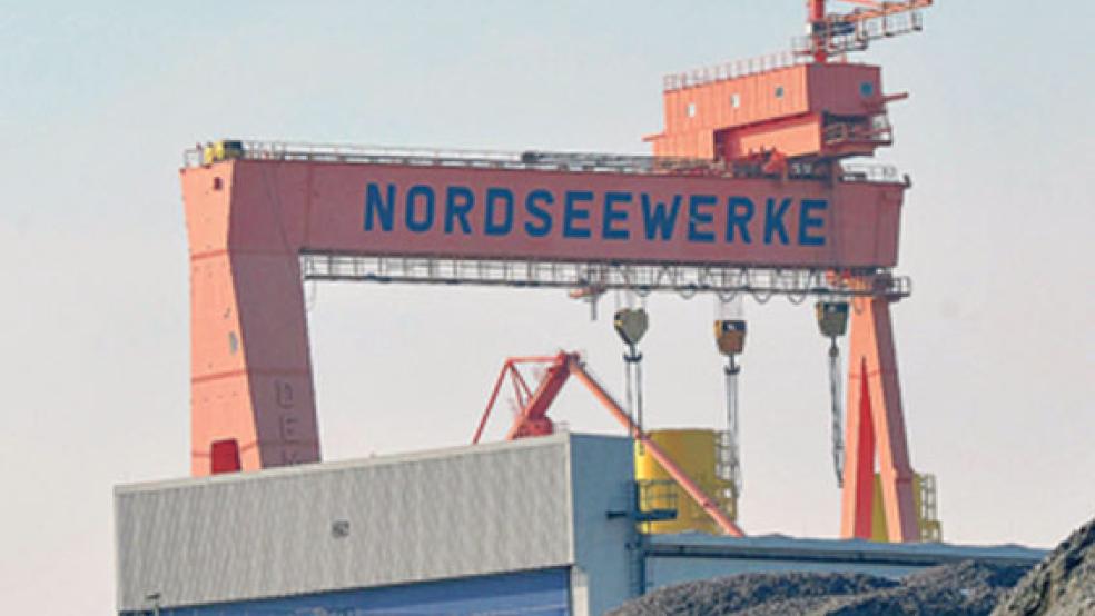 Auch vom Rheiderland aus gut sichtbar: Der Bockkran ist eines der Emder Wahrzeichen. Mit seinen 80 Metern ist er das zweithöchste Emder Bauwerk. Nur der Fernsehturm in Faldern überragt den Nordseewerke-Kran um 14 Meter. © Foto: Klose