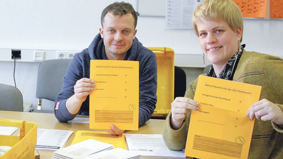 Philipp Sempell und Simone Schonvogel informieren alle knapp 1000 Mitglieder des CDU-Kreisverbands Leer über die Informations- und Diskussionsmöglichkeiten vor der Regionalkonferenz in Bremen und dem Bundesparteitag in Hamburg. © Foto: CDU
