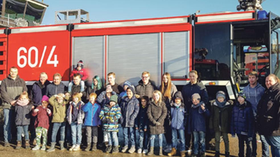 Nach einem Erinnerungsfoto vor dem Flugfeldlöschfahrzeug in Wittmund und mit vielen Eindrücken ging es für die Mitglieder der Weeneraner Kinderfeuerwehr wieder zurück ins Rheiderland. © Foto: Kinderfeuerwehr Weener