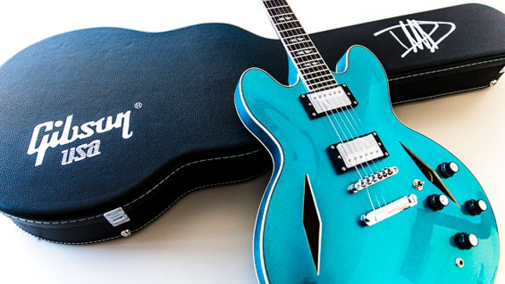 Auf dem ersten Blick ein »Musik-Juwel«, doch leider nicht echt: Das Zollamt Papenburg erkannte diese gefälschte Gibson-Gitarre. © Foto: Zoll