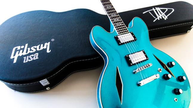 Gefälschte E-Gitarre »elektrisierte« Zoll