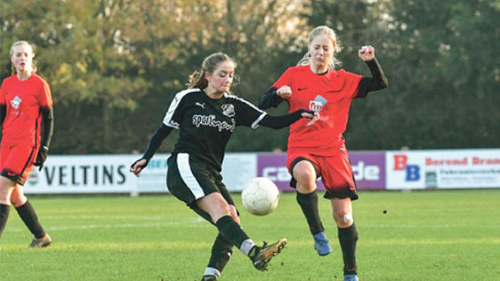 Talea Buß (rechts) und ihre Jemgumerinnen mussten vor allem viel kämpfen gegen Flachsmeer. © Foto: Bruins