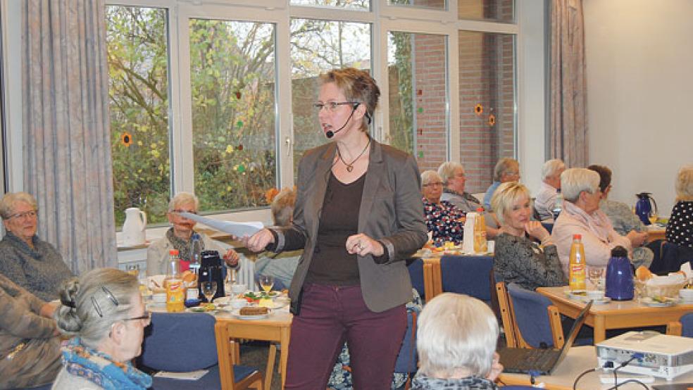 »Wirklich zufrieden« - über dieses Thema drehte sich der Vortrag von Crya Vogel während des Frauenfrühstücks im Gemeindezentrum in Holthusen. © Foto: Hoegen