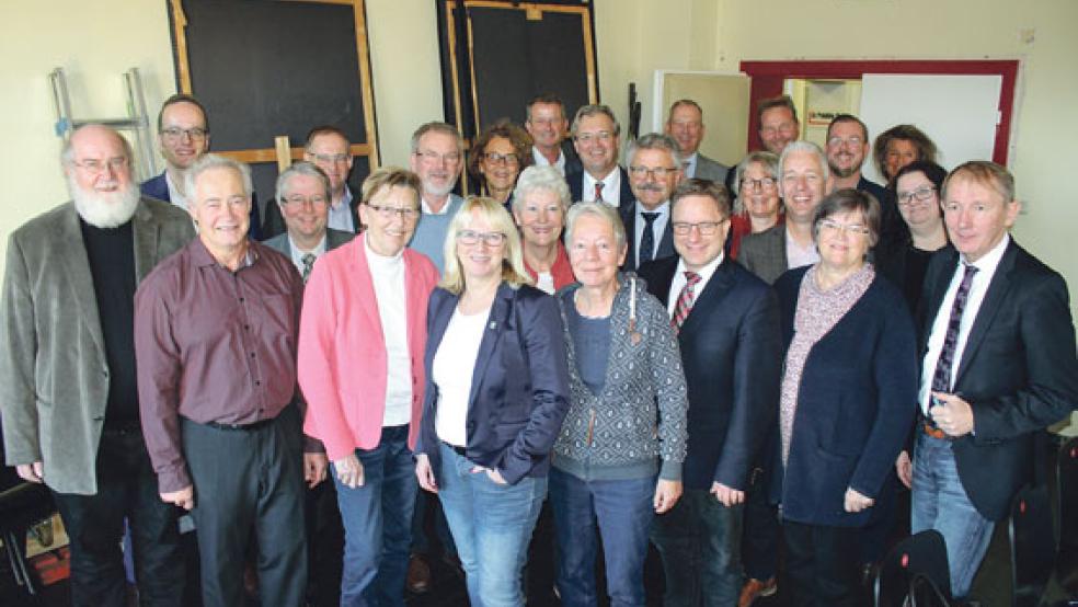 Ihre Solidarität mit der Landesbühne betonten die Vertreter der Kommunen, die im Zweckverband aktiv sind, jetzt in Wilhelms­haven. Vierter von rechts hinten Jan Peter Bechtluft, neben ihm Landesbühnen-Intendant Olaf Strieb. © Foto: Zweckverband
