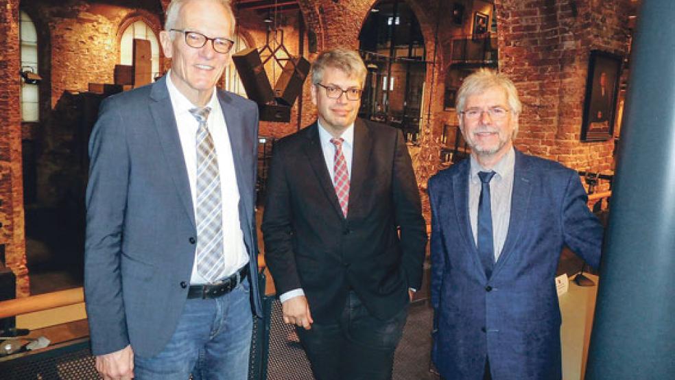 Das Programm der zweitägigen Gesamtsynode der Evangelisch-reformierten Kirche, die heute in Emden beginnt, erläuterten gestern Präses Norbert Nordholt (links) sowie Kirchenpräsident Dr. Martin Heimbucher (rechts) und Vizepräsident Helge Johr.. © Foto: Kuper