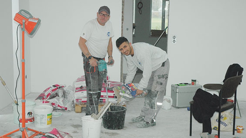 Derzeit sind Maler der Gustav Meyer GmbH aus Liebenau (Kreis Nienburg) - im Bild (von links) Michael Pixa und Hoshyar Shino - im Dorfgemeinschaftshaus (DGH) in Bingum mit Spachtelarbeiten beschäftigt. © Foto: Szyska