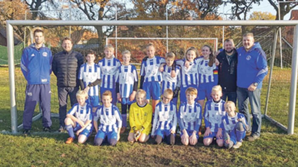 Die erfolgreichen D-Junioren der JSG: (Stehend von links) Trainer Markus Smidt, Betreuer Heinz Plagge, Marcel Jäschke, Söhnke Poel, Magnus Müller, Chantal Schoffelke, Jarne Kettler, Hanne Winterboer, Eva Engberts, Betreuer Martin Jäschke, Co-Trainer Jens Battermann, (knieend von links) Jannik Aeissen, Tim Plagge, Louis Berends, Joost Battermann, Jonas Schoormann, Joris Theile und Luca Groeneveld. Es fehlen: Justin Schoormann, Tom Hassebroek und Rueben Schut.  © Foto: privat