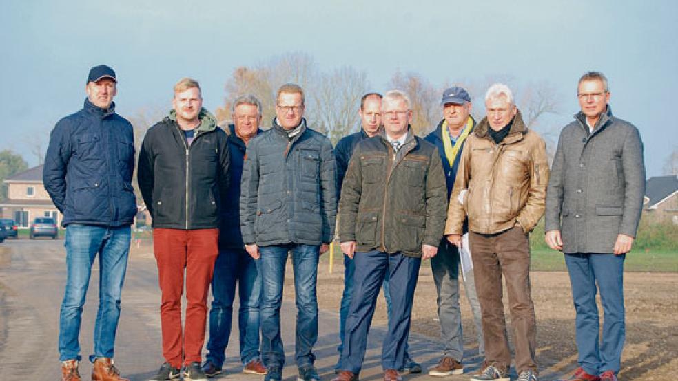 Bei der Bauabnahme: Rechts im Bild Ralf Brauner von der Erschließunggesellschaft »gpl«, dritter von rechts Bürgermeister Ludwig Sonnenberg, rechts neben ihm Bauamtsleiter Andreas Sinningen. Mit im Bild die Vertreter der beteiligten Baufirmen Huneke und Würdemann und des Ingenieursbüros Klärgesellschaft Kremer. © Foto: Hoegen