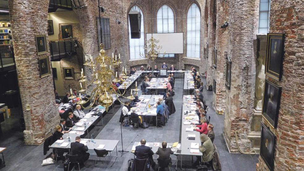 Die »Ruinen« der Großen Kirche und jetzige Johannes a Lasco-Bibliothek in der Reformationsstadt Emden sind regelmäßig der Tagungsort der Gesamtsynode der Evangelisch-reformierten Kirche mit Sitz in Leer. © Fotos: Kuper