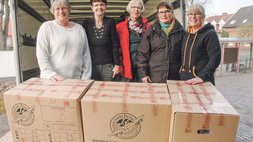 Beluden den Lkw einer Spedition aus Garrel gestern beim Gemeindezentrum der Baptisten in Weener mit den Paketen der Aktion »Weihnachten im Schuhkarton« (von links): Almut Hansen, Heidi Ewaldt, Renate Peters, Monika Haase und Linda Glowczewski. © Foto: Szyska