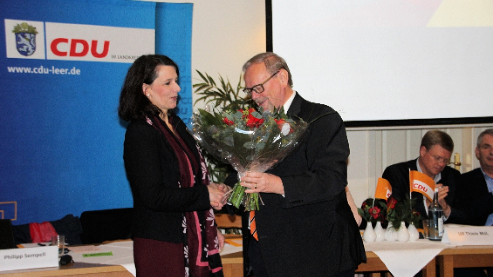 Mit einem Blumenstrauß gratulierte Dieter Baumann der alten und neuen Kreisvorsitzenden Melanie Nonte gestern Abend zu ihrer Wiederwahl.  © Foto: CDU