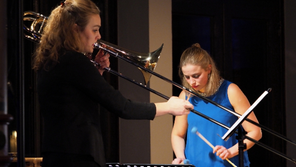 Maxine Troglauer (Bassposaune) und Vanessa Porter (Marimba, Vibraphon, Percussion) haben gestern in Aurich gespielt und treten heute in Bunderhee auf. © Foto: Krämer