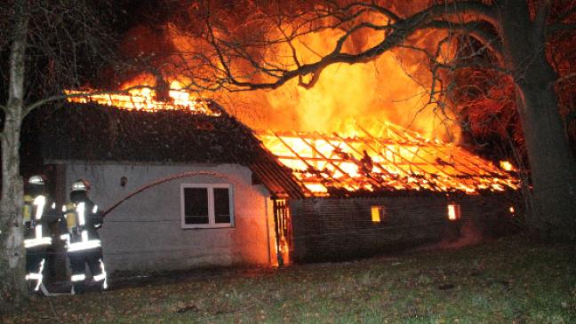 Hof in Weenermoor brennt komplett ab