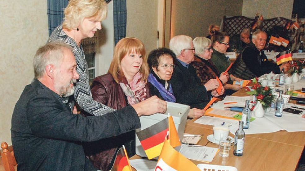 An den Wahlen für den Kreisvorstand beteiligten sich etwa zwölf Mitglieder aus dem Rheiderland, darunter auch der Bunder Ratsherr und Gemeindeverbandsvorsitzende Gerhard Janßen (links). © Foto: Kuper