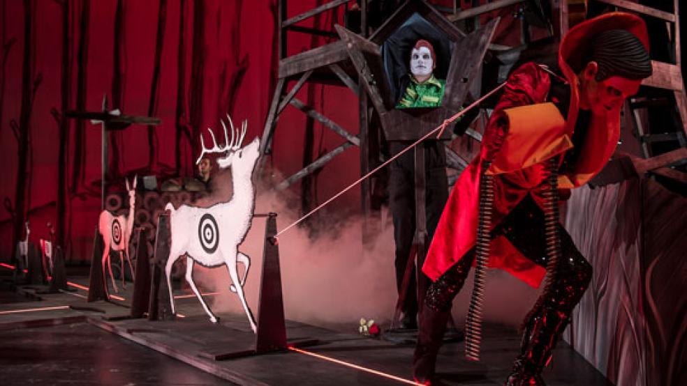 Mit magischen Kugeln trifft man jedes Ziel, meint jedenfalls der diabolische Herr rechts im Bild. © Foto: Landesbühne