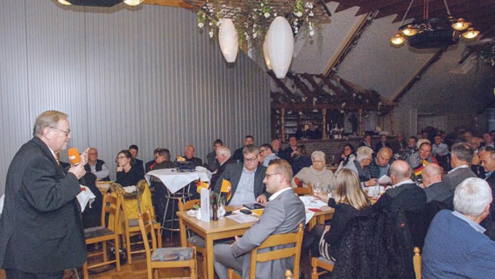 Fast 100 Besucher im Saal und lebhafte Diskussionen gab es beim Parteitag der Kreis-CDU in Hesel. © Foto: Kuper