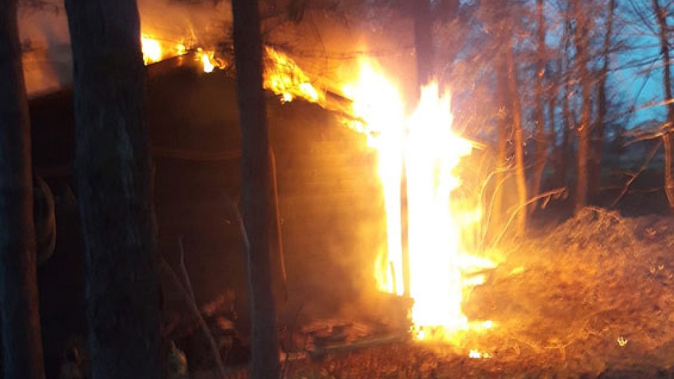 Die Grillhütte in Rhaude stand lichterloh in Flammen, als die Feuerwehr eintraf. © Foto: Feuerwehr