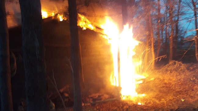 Grillhütte lichterloh in Flammen