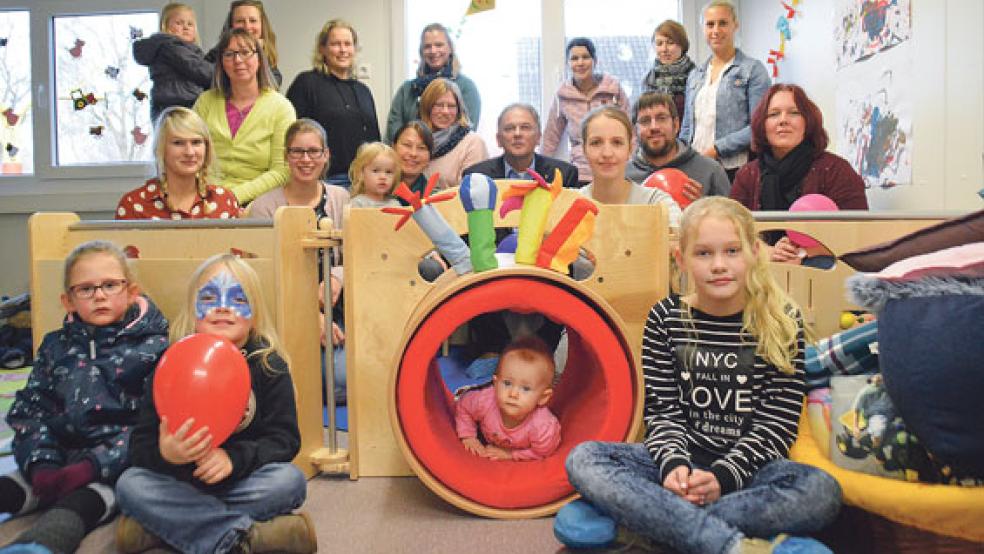 Volles Haus - oder besser voller Container: Beim Tag der offenen Tür der Kinderkrippe in Wymeer kamen auch die Kolleginnen der Krippe aus Bunde zur Stippvisite vorbei.  © Foto: Himstedt