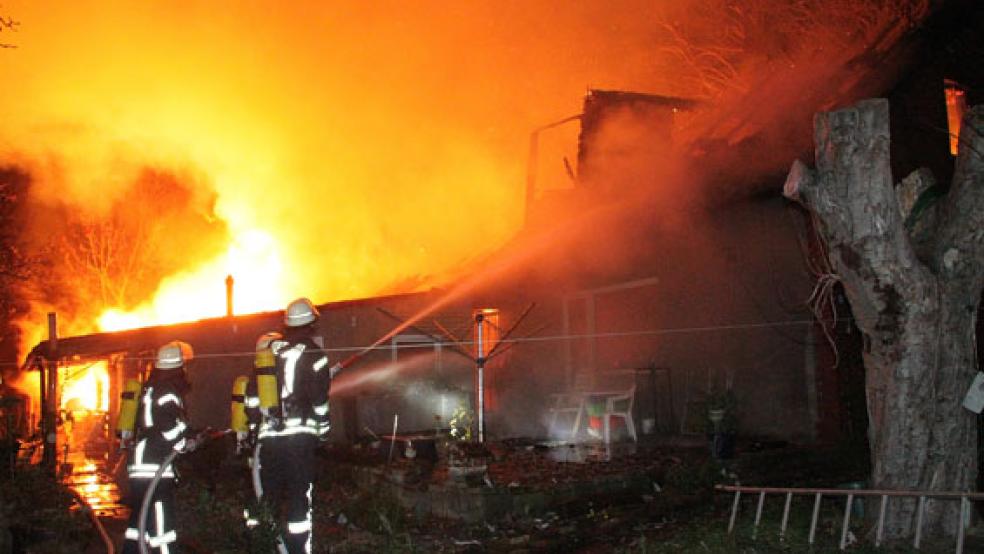 Der Feuerwehr blieb nichts anderes übrig, als den Hof kontrolliert abbrennen zu lassen. © Foto: Feuerwehr/Rand
