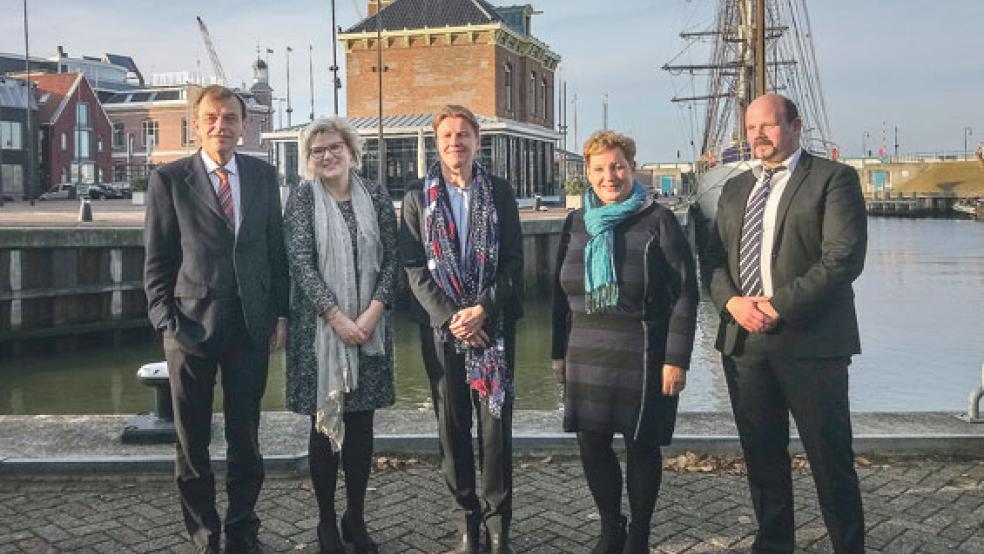 Als Vertreter der neuen »Westerems-Kommission« trafen sich (von links) Prof. Dr.-Ing. Hans-Heinrich Witte, Präsident der Generaldirektion Wasserstraßen und Schifffahrt (GDWS), Erica Slump, Direktorin der Rijkswaterstaat Noord-Nederland, Cornelia Thurau (Bundesverkehrsministerium) , B.C.M. Gijsbers vom Ministerie van Infrastructuur en Waterstaat und Thomas Rosenstein, Leiter der Unterabteilung Strategie und Planung in der GDWS, heute erstmals im niederländischen Harlingen. © Foto: Generaldirektion Wasserstraßen und Schifffahrt