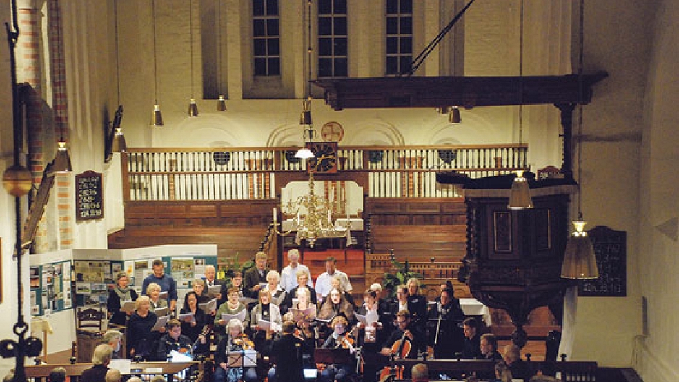 Sprecher, Chor und ein Instrumentalensemble führten in der reformierten Kirche in Bunde das Liederoratorium »Dietrich Bonhoeffer« auf.  © Fotos: Kuper