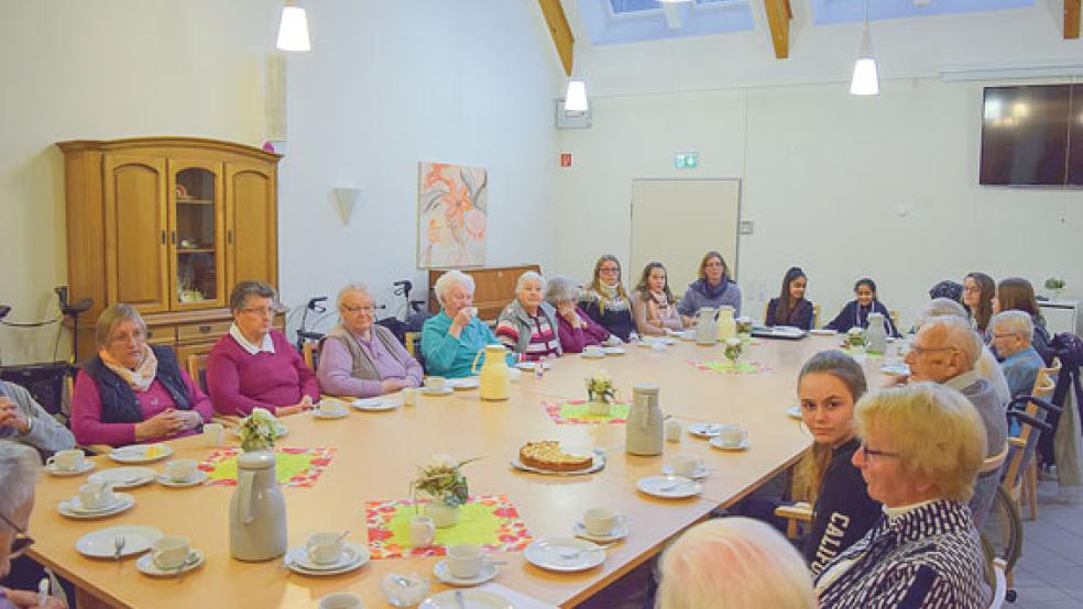 Zwei Stunden lang tauschten sich die Bewohner und die Schüler der Weeneraner Oberschule um Lehrerin Sabrina Koetsier (lilafarbender Pullover) über das Thema Flucht aus. © Foto: privat